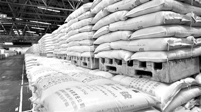 春耕時(shí)節(jié)訪磷肥 破解“用的喊貴、賣的喊虧”市場困局